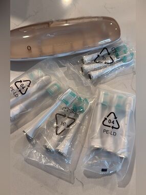 Replacement Electric Toothbrush Heads and Travel Case - White